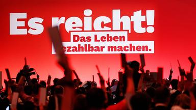 Delegierte der Partei Die Linke heben ihre Stimmkarten bei einer Abstimmung während des 10. Bundesparteitags in Potsdam am 19.06.2026.