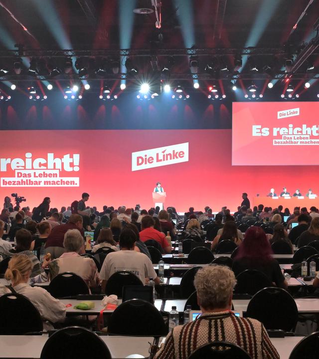 19.06.2026, Brandenburg, Potsdam: Katharina Slanina, Co-Landesvorsitzende Die Linke Brandenburg, begrüßt die Teilnehmer des 10. Bundesparteitags der Linken in der Metropolis-Halle.
