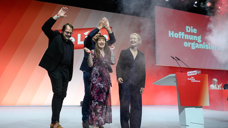 Sören Pellmann (l-r), Fraktionsvorsitzender Die Linke im Bundestag, Jan van Aken, Parteivorsitzender Die Linke, Heidi Reichinnek, Fraktionsvorsitzende Die Linke im Bundestag, und Ines Schwerdtner, Parteivorsitzende Die Linke, stehen auf dem Bundesparteitag der Partei Die Linke in Chemnitz gemeinsam auf der Bühne.