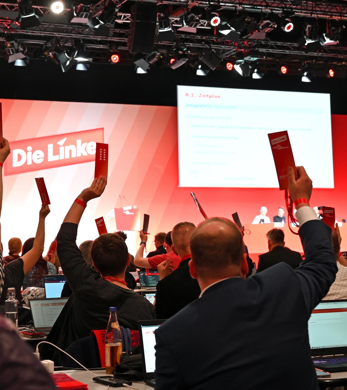Delegierte stimmen ab.