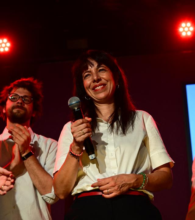 20.09.2026, Berlin: Elif Eralp (Die Linke), Spitzenkandidatin und stellvertretende Vorsitzende der Linksfraktion, spricht auf einer Wahlparty der Berliner Linken im Festsaal Kreuzberg zu Anhängern und Parteimitgliedern.