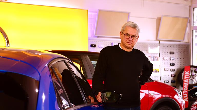 Claus Trilling in einem seiner Autohäuser