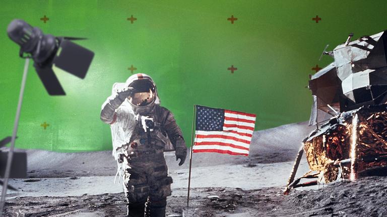 Astronaut auf dem Mond vor einem Greenscreen und mit einem Scheinwerfer angeleuchtet
