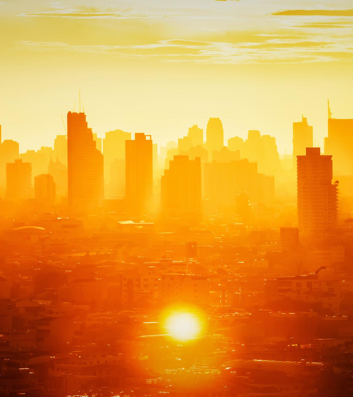 Skyline einer Großstadt; Smog und Hitze sind greifbar.