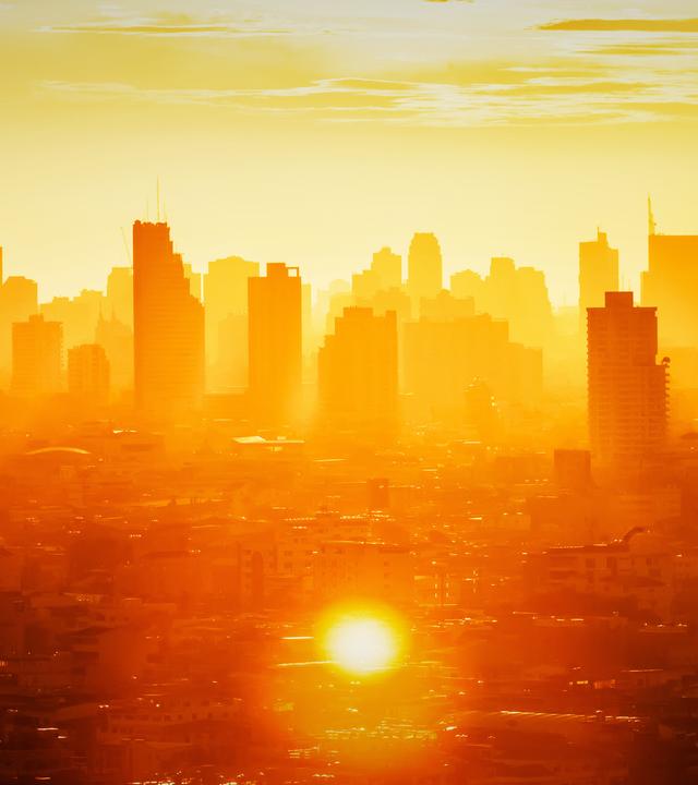 Skyline einer Großstadt; Smog und Hitze sind greifbar.