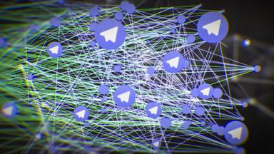 Die Grafik verbildlicht die Vernetzung von Telegram-Nachrichten. Weiße Papierflieger in einer blauen Blase, entsprechend dem Telegram-Logo, sind vernetzt durch viele grüne und weiße Linien.