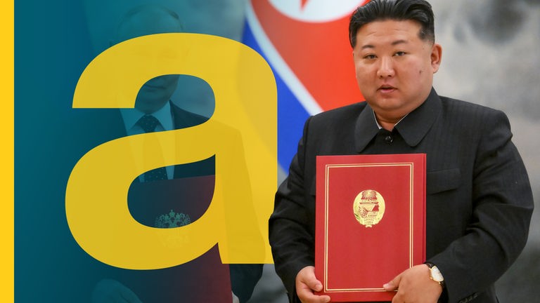 Die Regierungschefs Nordkoreas und Russlands stehen nebeneinadner vor den Flaggen ihrer Länder