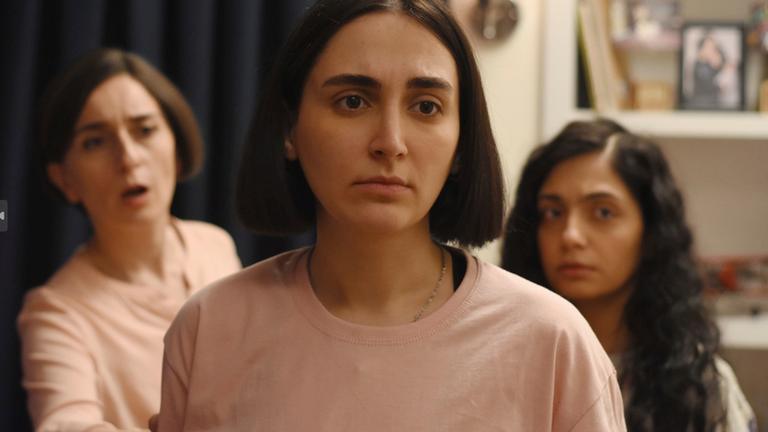 Ein Bild aus dem Film "Die Saat des heiligen Feigenbaums". Die Schauspielerinnen Soheila Golestani, Mahsa Rostami, Setareh Maleki (von links nach rechts) sind in einer angespannten Szene.
