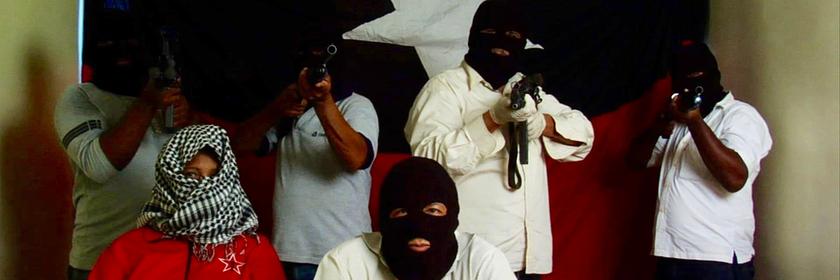 "Die Schlägertrupps des Präsidenten - Venezuela im Würgegriff von Stadtguerillas": Maskierte Männer mit Gewehren vor einer rot-blauen Flagge mit weißem Stern.