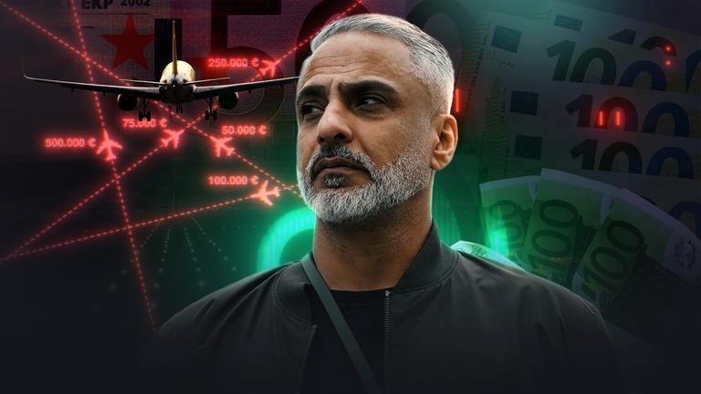 Ali C. vor einem Hintergrund mit Spur-Logo und Geldscheinen.