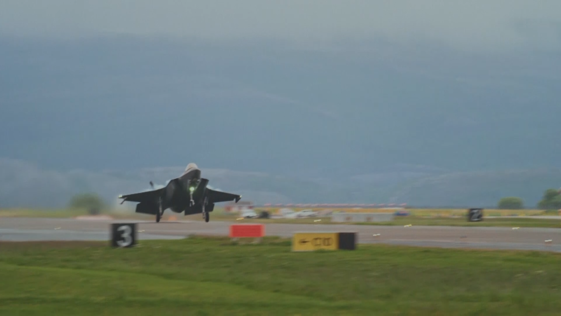 Jet der Bundeswehr bei Landung