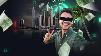 Influencer vor dem Stadtbild einer großen Stadt (Dubai)