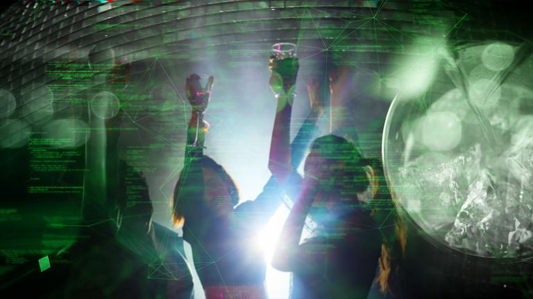 Glas mit Pipette. Im Hintergrund tanzende Menschen und buntes Licht. 