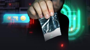 Junger Mensch mit Hoodie und Kappe hält ein Tütchen mit weißem Pulver hoch. Im Hintergrund Chat-Nachricht mit Emojis.