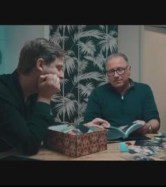 Drei Menschen sitzen an einem Tisch und unterhalten sich.