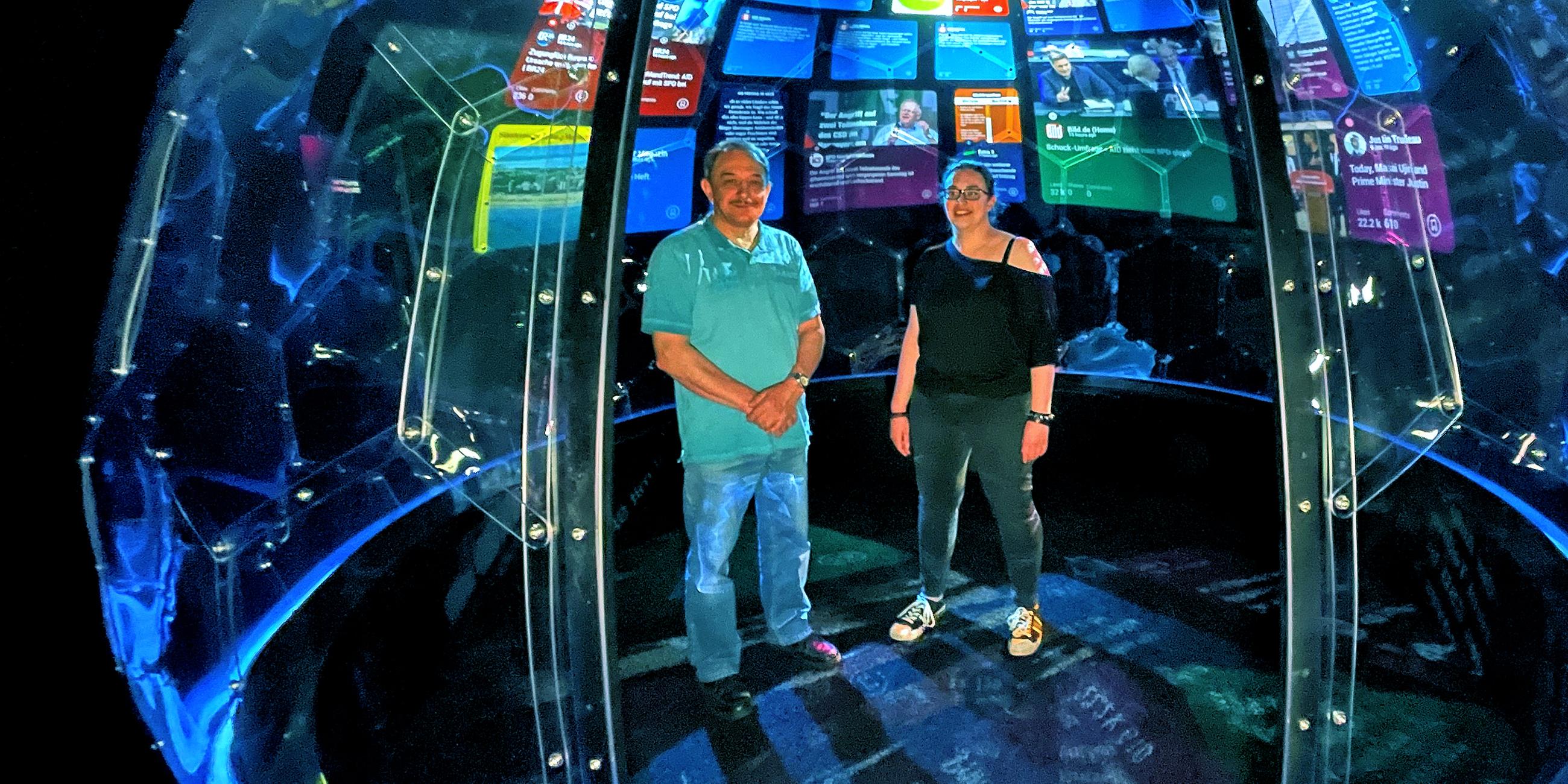 Heiko und Tochter Rebecca stehen in der "Bubble", der Film-Filterblase für die Dokumentation "Die Streitrepublik".