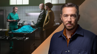 "XY gelöst mit Sven Voss - Staffel 6: Die Tote im Rollkoffer": Montage Sven Voss im Vordergrund mit einer Szene aus dem Fall im Hintergrund.