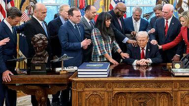Präsident Donald Trump im Oval Office mit treuen Anhängern seiner Regierung.