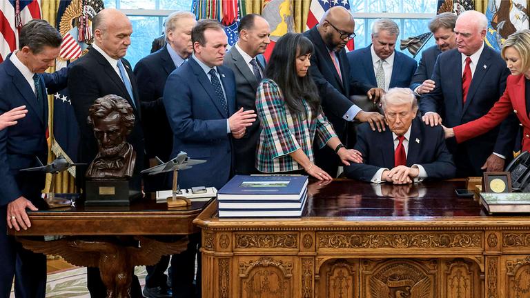 Präsident Donald Trump im Oval Office mit treuen Anhängern seiner Regierung.