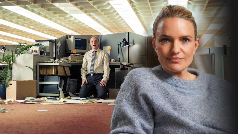 Martin Brambach in der fiktiven Rolle des Versicherungskaufmanns Schrader hinter der ZDF-Journalistin Sarah Tacke