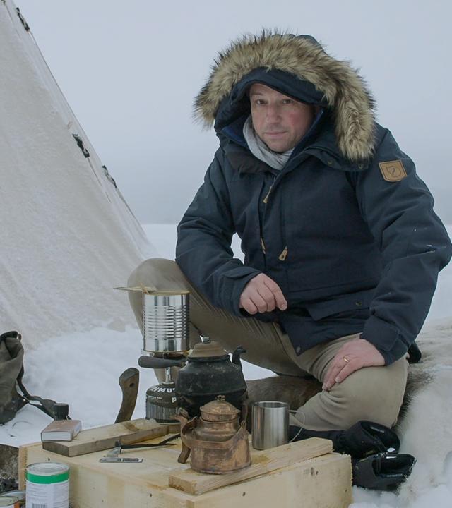 Matthias Wemhoff im warmen Parker mit Mütze und Pelzkapuze bei starker Kälte und Schnee