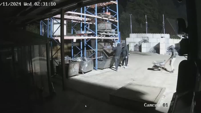 Überwachungskamerabilder welche die Diebe beim klauen des Kupfers zeigen