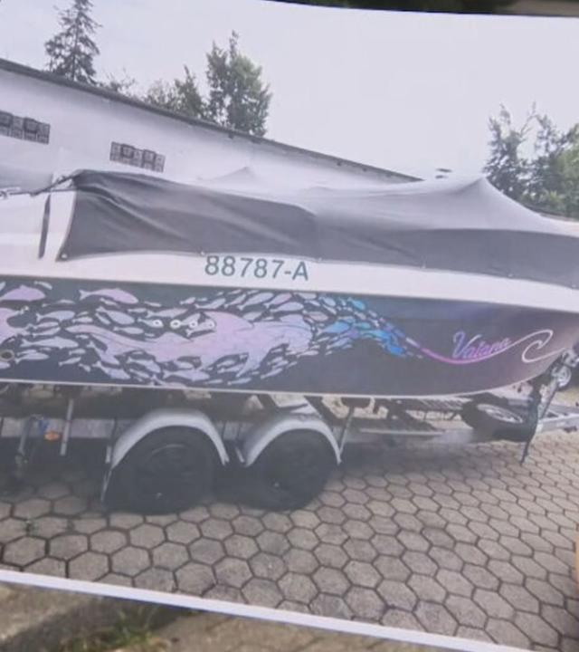 Paar sucht nach gestohlenem Sportboot