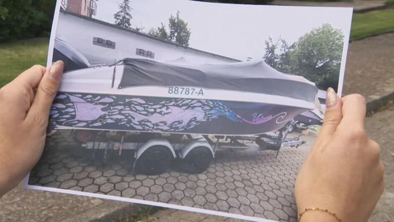 Paar sucht nach gestohlenem Sportboot