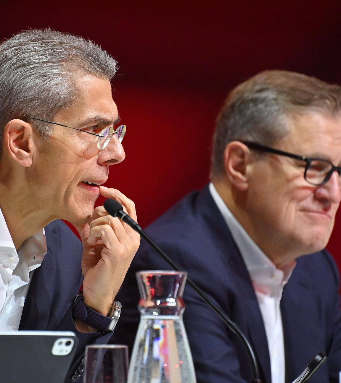 Michael Diederich (Finanzvorstand) und Jan Christian Dreesen (Vorstandsvorsitzender) bei der Jahreshauptversammlung 2024 des FC Bayern München