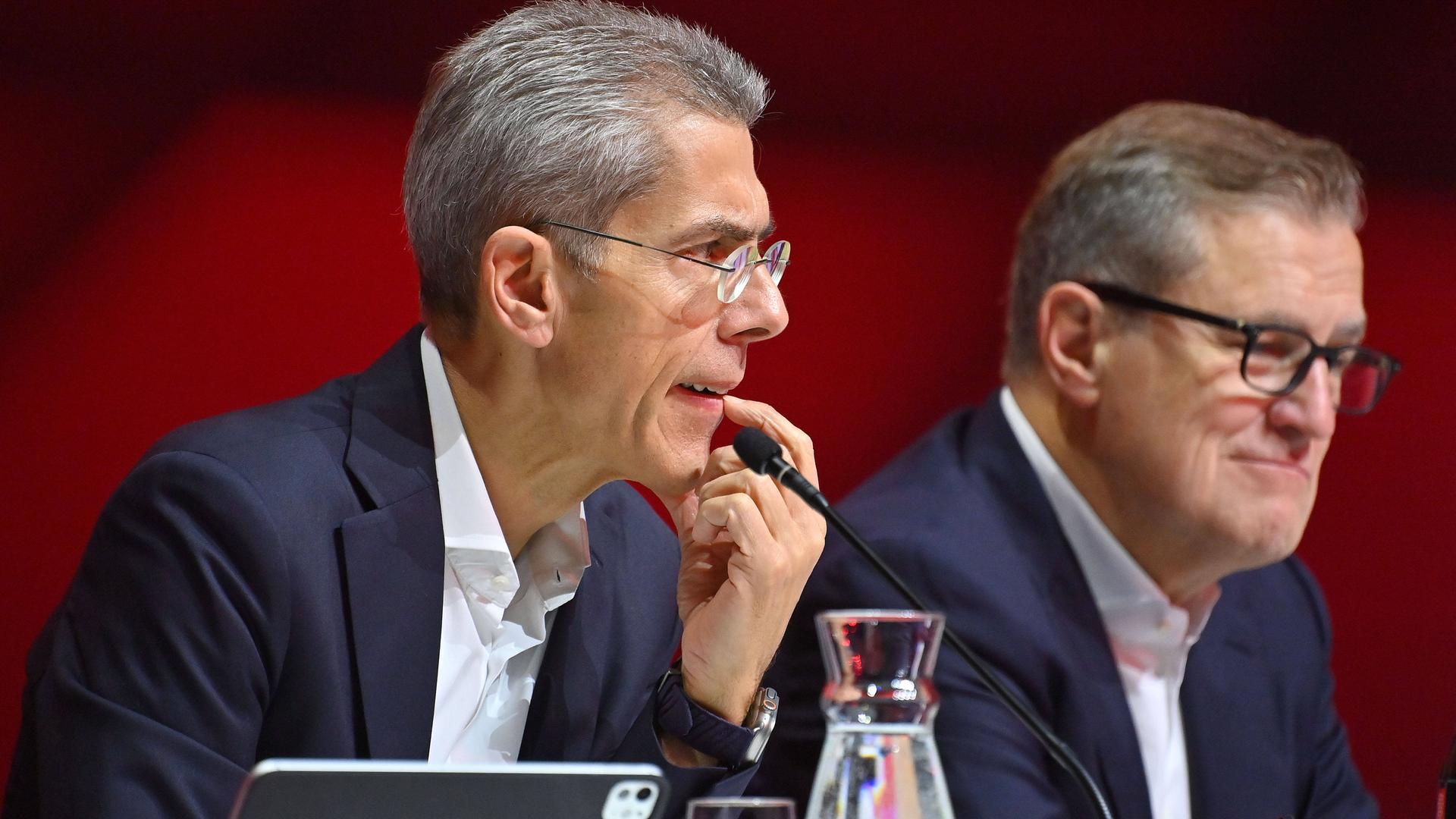 Michael Diederich (Finanzvorstand) und Jan Christian Dreesen (Vorstandsvorsitzender) bei der Jahreshauptversammlung 2024 des FC Bayern München