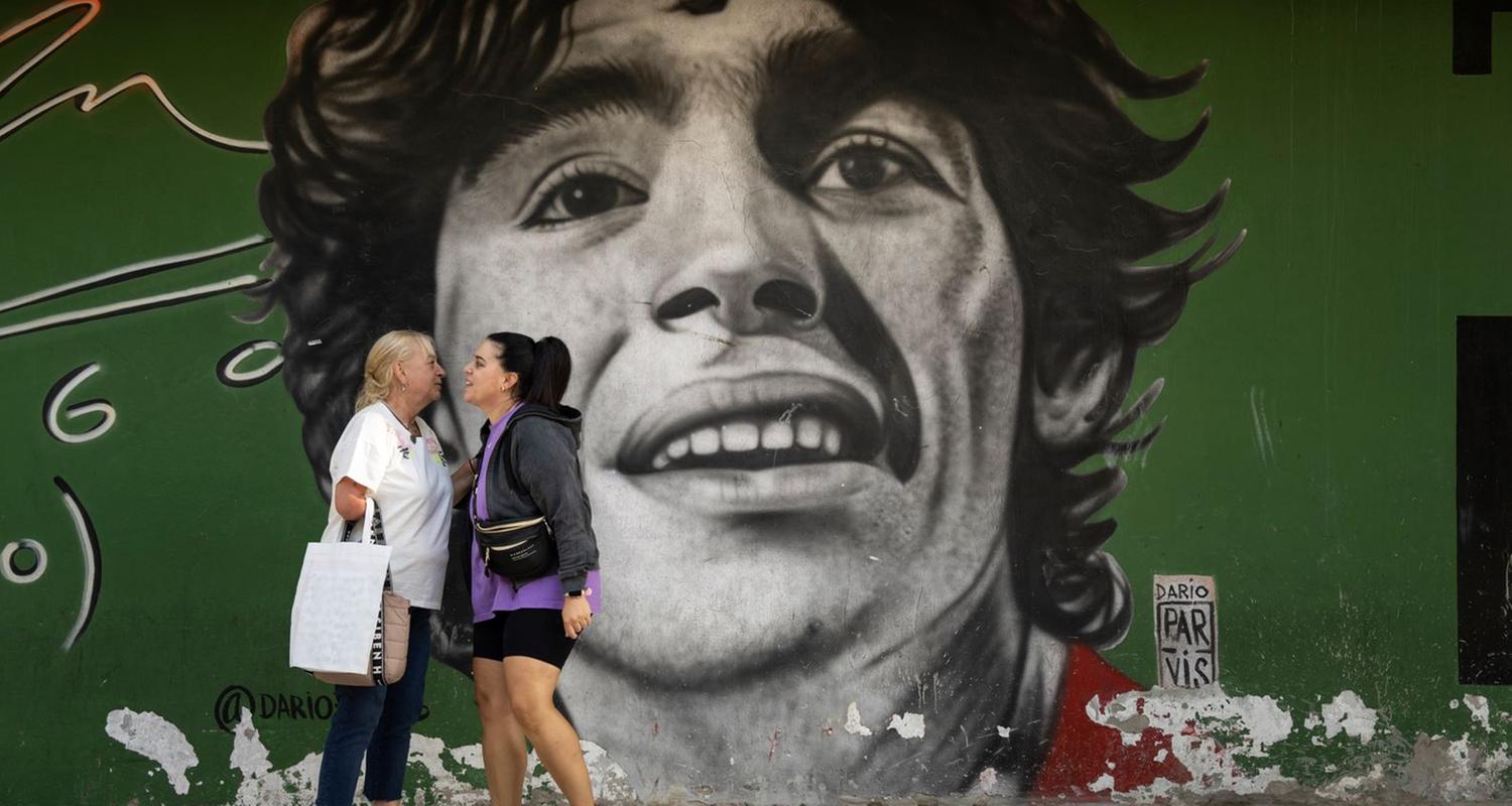 Ein Wandgemälde des verstorbenen Fußballstars Diego Maradona in Buenos Aires