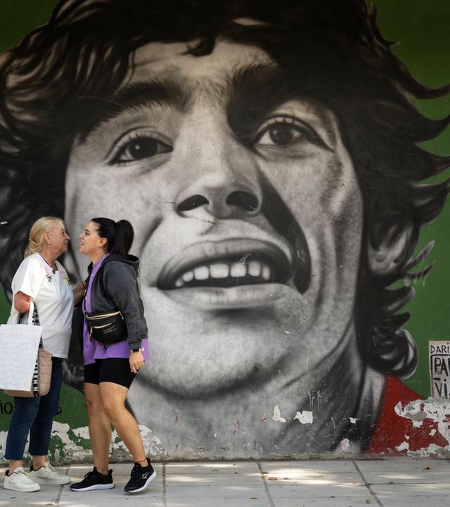 Ein Wandgemälde des verstorbenen Fußballstars Diego Maradona in Buenos Aires