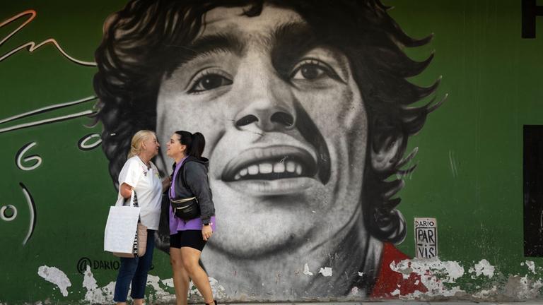 Ein Wandgemälde des verstorbenen Fußballstars Diego Maradona in Buenos Aires