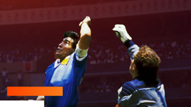 Diego Maradonna erzielt sein berühmtes Tor mit der "Hand Gottes"
