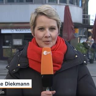 Zu sehen ist ZDF-Korrespondentin Nicole Diekmann beim Schaltgespräch in Berlin.
