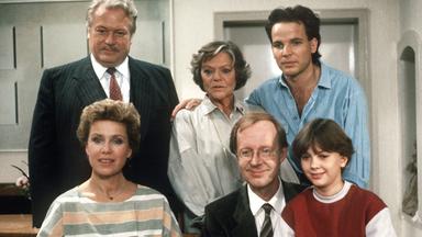 (vorne, l-r) Witta Pohl, Hans-Peter Korff, Eicke Hagen Schweikhardt und (hinten, l-r) Günther Strack, Grete Wurm und Mick Werup
