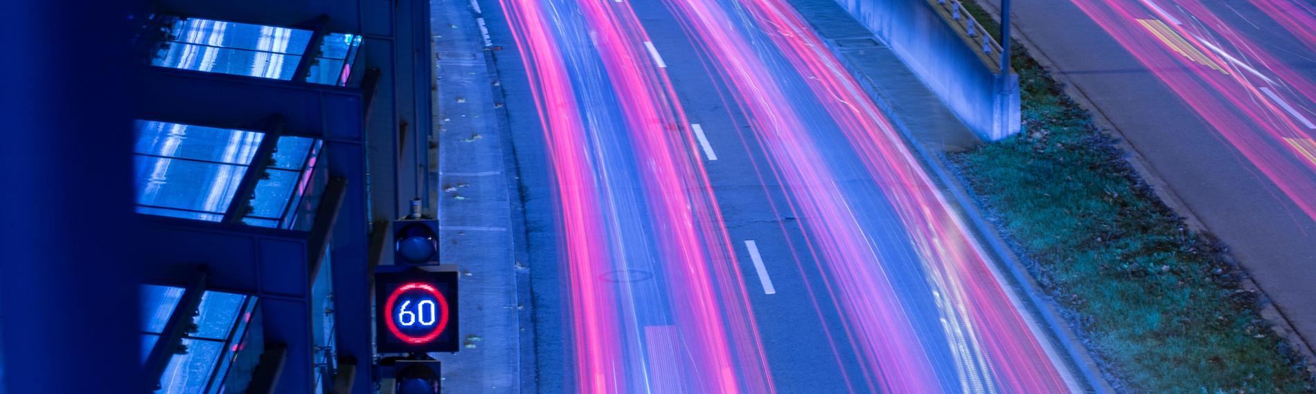 Langzeitbelichtungsaufnahme von Verkehr in München