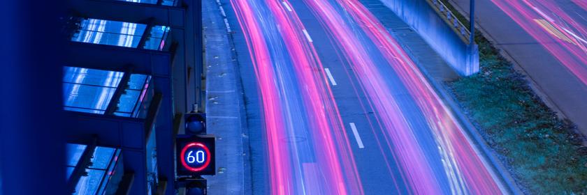 Langzeitbelichtungsaufnahme von Verkehr in München