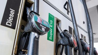 Zapfpistolen für Kraftstoff hängen an einer Tankstelle in der Halterung. (Symbolbild) 