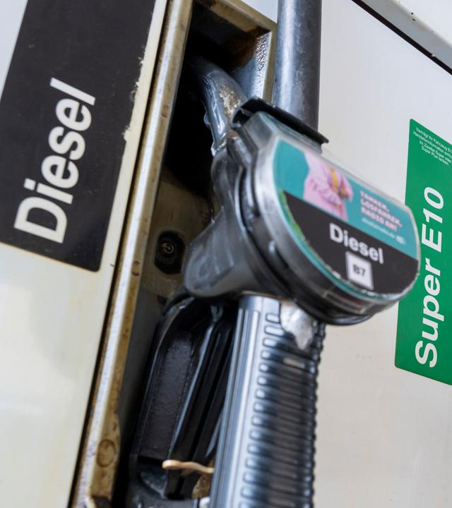 Zapfpistolen für Kraftstoff hängen an einer Tankstelle in der Halterung. (Symbolbild) 