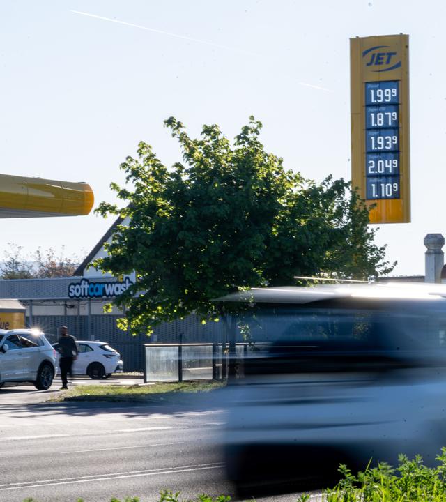 An einer Tankstelle in Bamberg stehen Autos zum Tanken an.