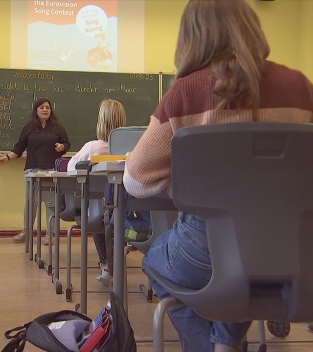 Schüler und Lehrerin in Klassenzimmer bei Englisch-Unterricht in Diesterweg-Schule in Stendal