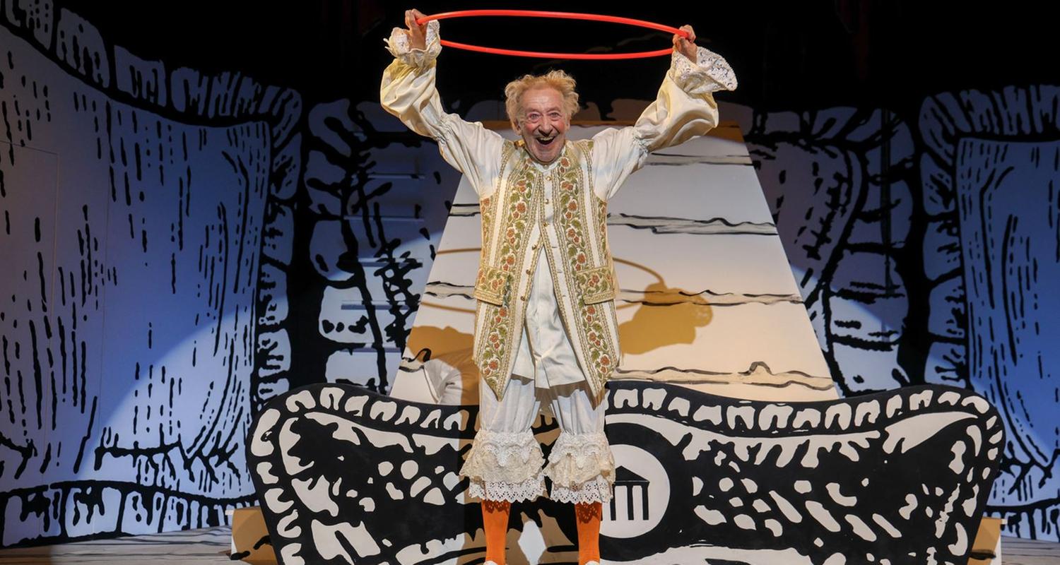 Schauspieler Dieter Hallervorden auf der Bühne beim Theater-Stück "Der eingebildet Kranke"