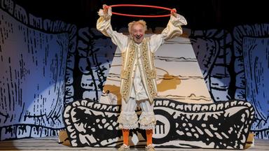 Schauspieler Dieter Hallervorden auf der Bühne beim Theater-Stück "Der eingebildet Kranke"