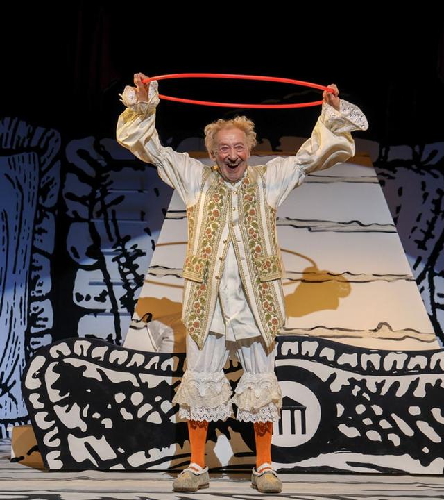 Schauspieler Dieter Hallervorden auf der Bühne beim Theater-Stück "Der eingebildet Kranke"