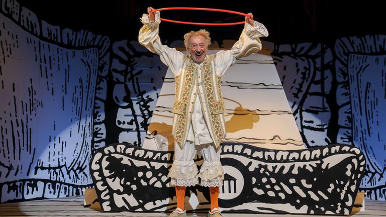 Schauspieler Dieter Hallervorden auf der Bühne beim Theater-Stück "Der eingebildet Kranke"