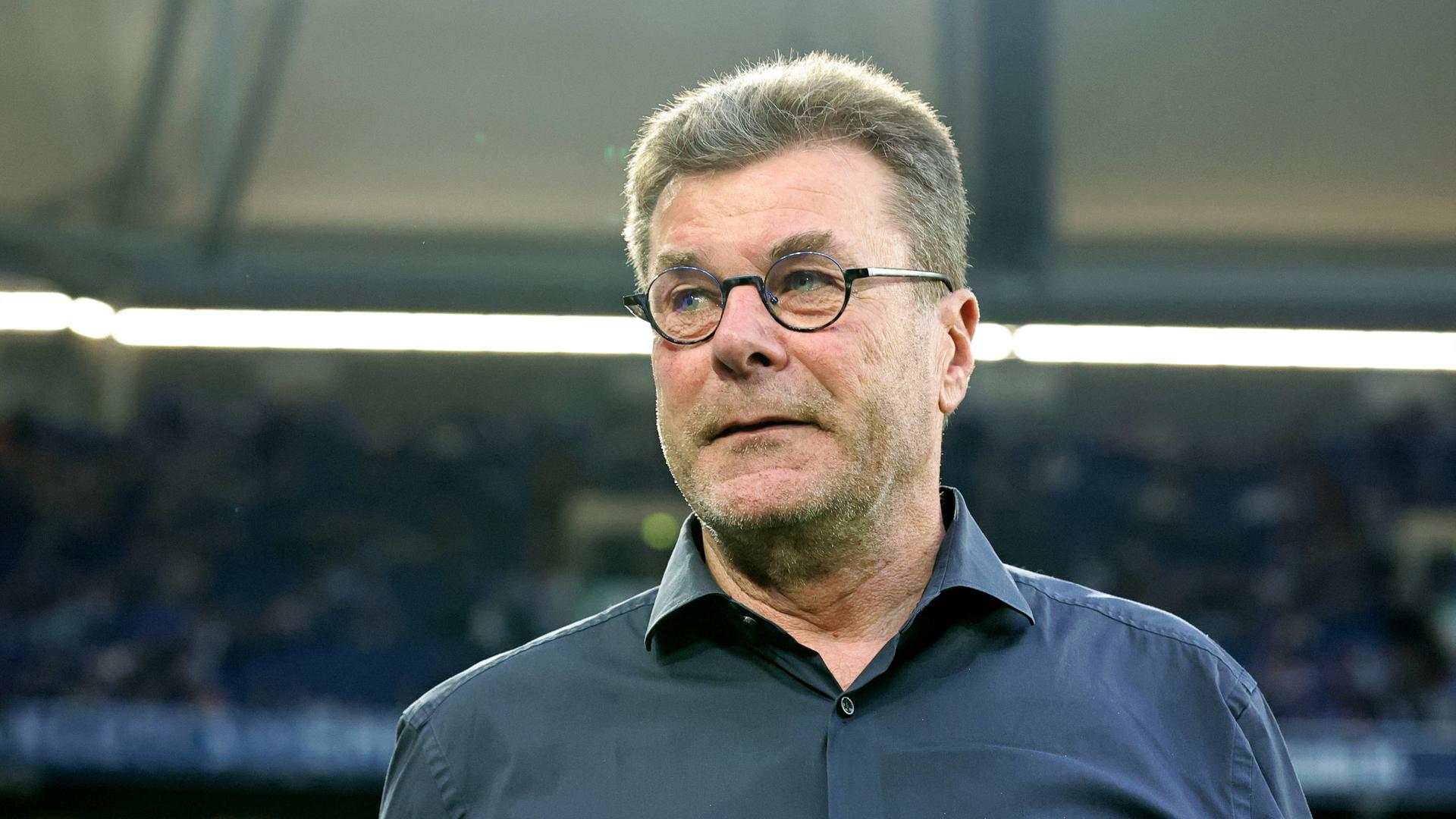 Dieter Hecking am 13.04.2024 bei dem Zweitligisten-Spiel FC Schalke 04 gegen den 1. FC Nürnberg.