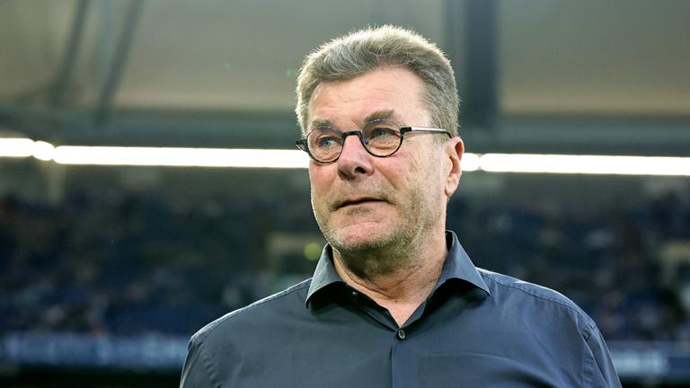 Dieter Hecking am 13.04.2024 bei dem Zweitligisten-Spiel FC Schalke 04 gegen den 1. FC Nürnberg.
