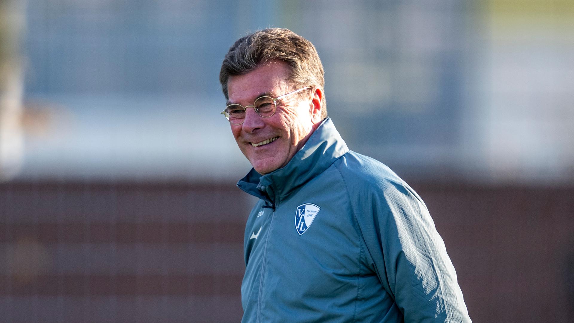 Dieter Hecking leitet nach einer Pressekonferenz zu seiner Vorstellung als neuer Trainer des VfL Bochum sein erstes Training.