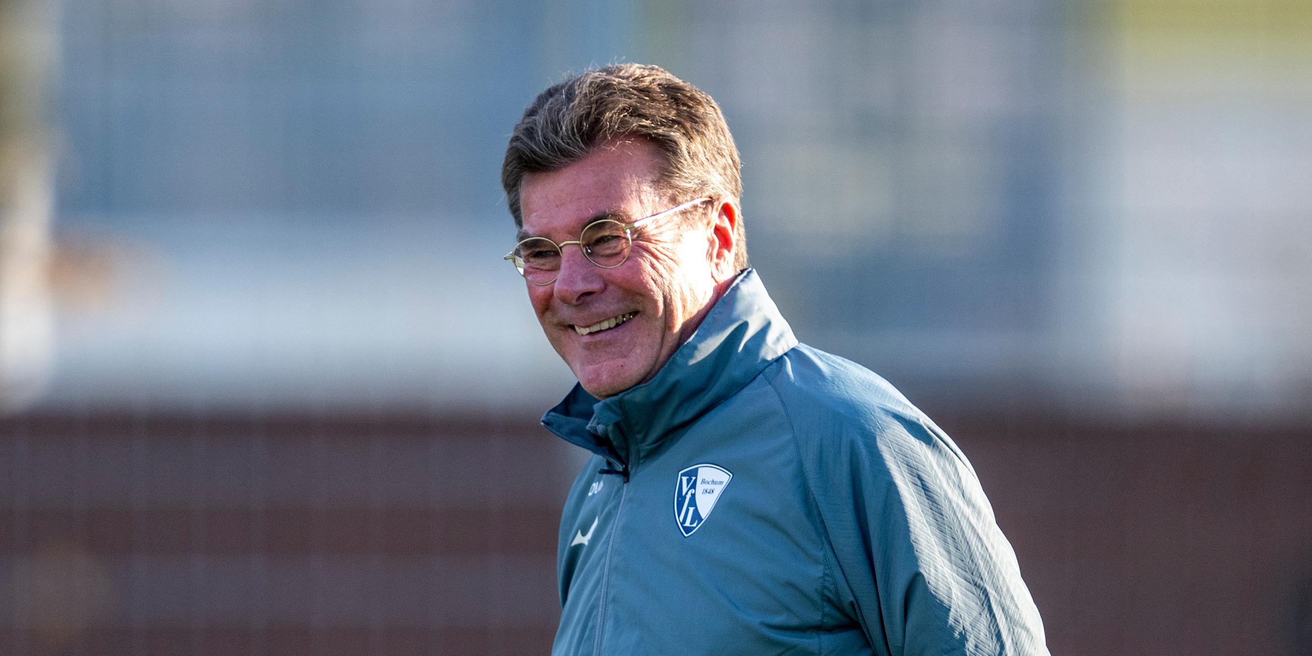 Dieter Hecking leitet nach einer Pressekonferenz zu seiner Vorstellung als neuer Trainer des VfL Bochum sein erstes Training.